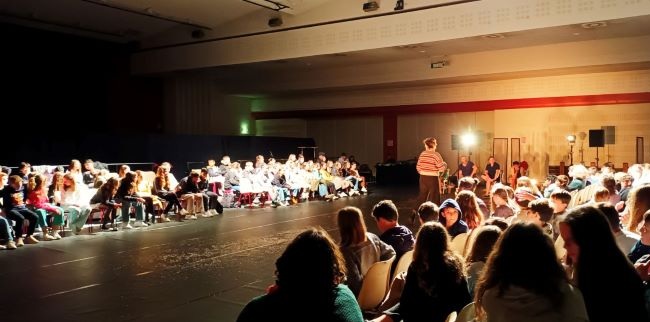 Rencontre entre les artistes et le public scolaire après la représentation du Malade Imaginaire du Collectif Citron