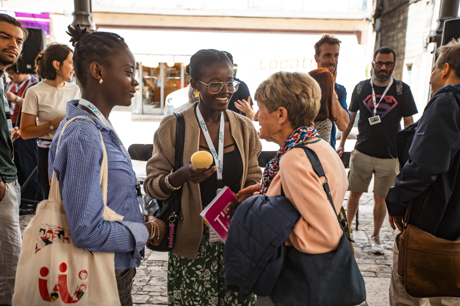 Deux jeunes interviewent une personne âgée