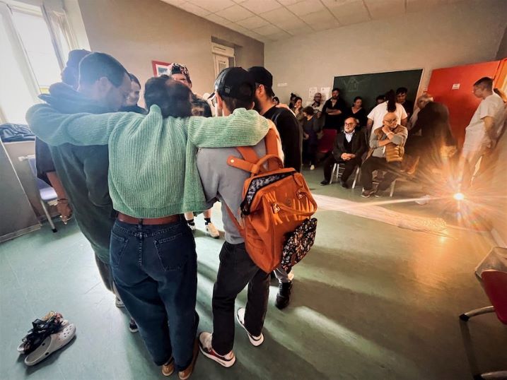 Des personnes en cercle devant un public