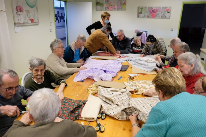 Des personnes âgées font de la couture