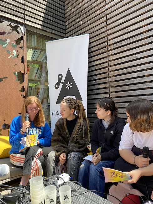 Des jeunes micros à la main